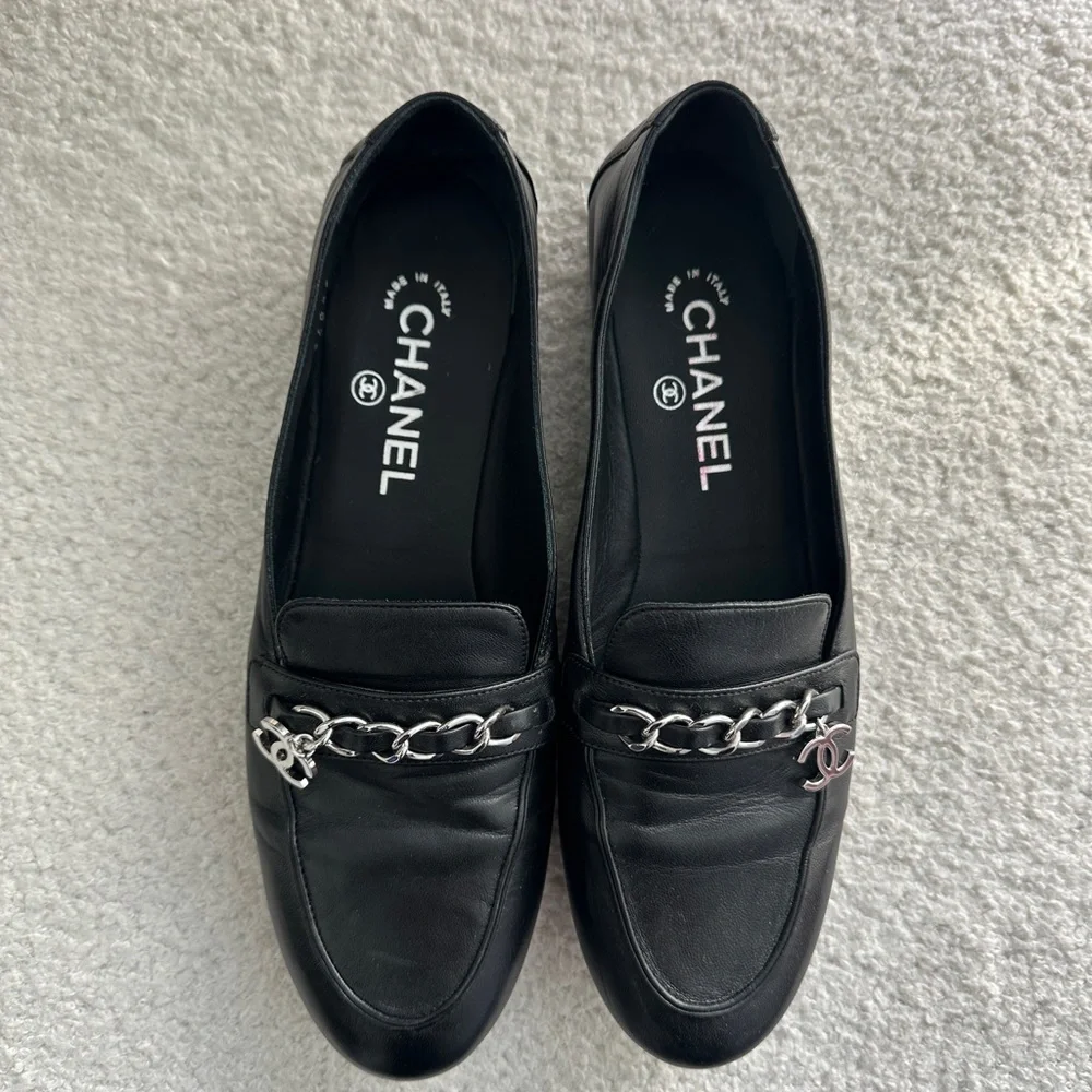 SOLD Chanel 2019 Moccasin Lambskin Flats/Loafers w/ Silver CC logo/ chain detail - Picture 3 of 13